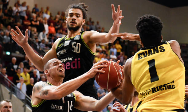 出中场传控 出中场传控